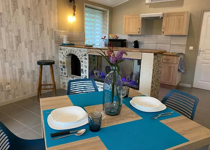 Holiday home Les 4 Seasons, Agreable Avec Terrasse Et Jardin La Croix Bigot